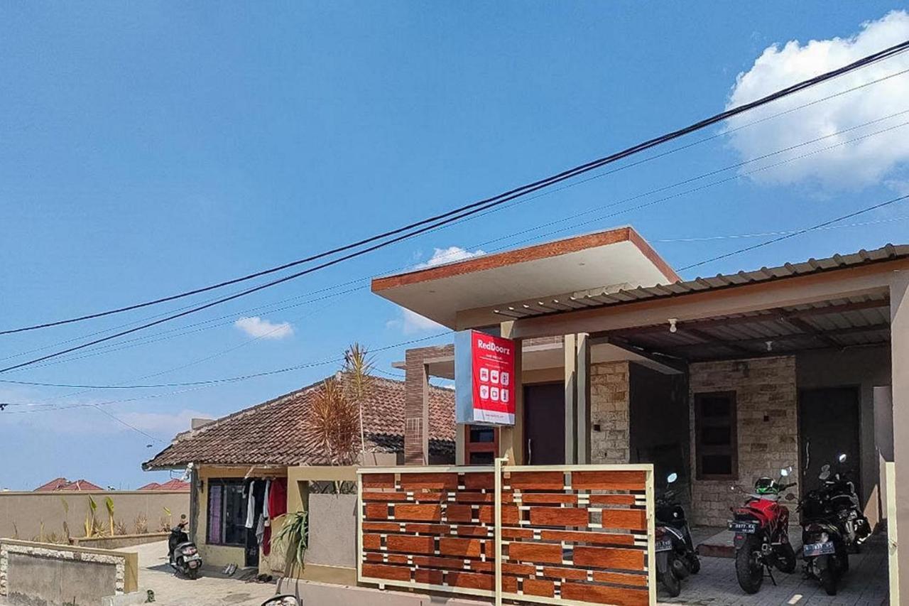 ホテル Reddoorz Near Bns Batu Tlekung エクステリア 写真