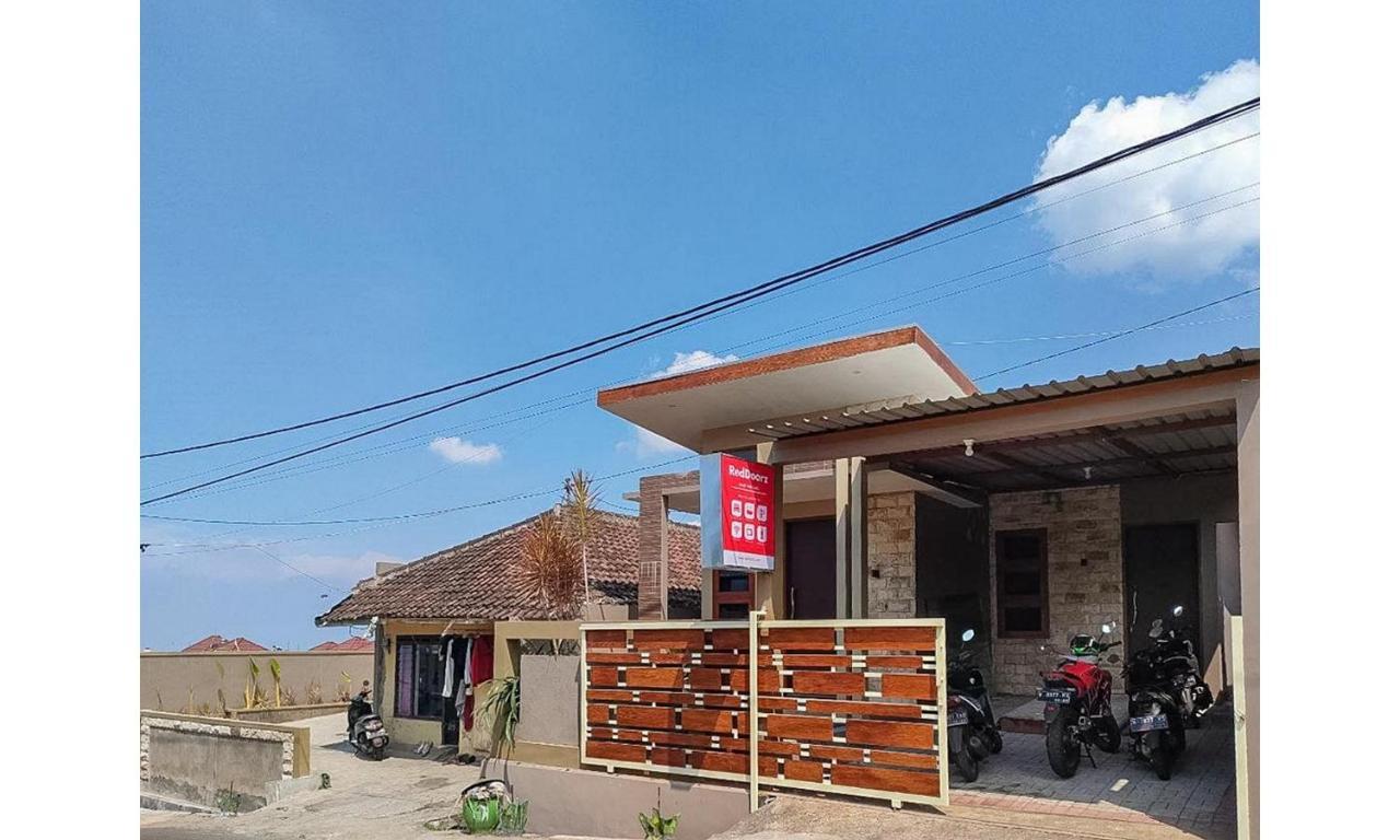 ホテル Reddoorz Near Bns Batu Tlekung エクステリア 写真
